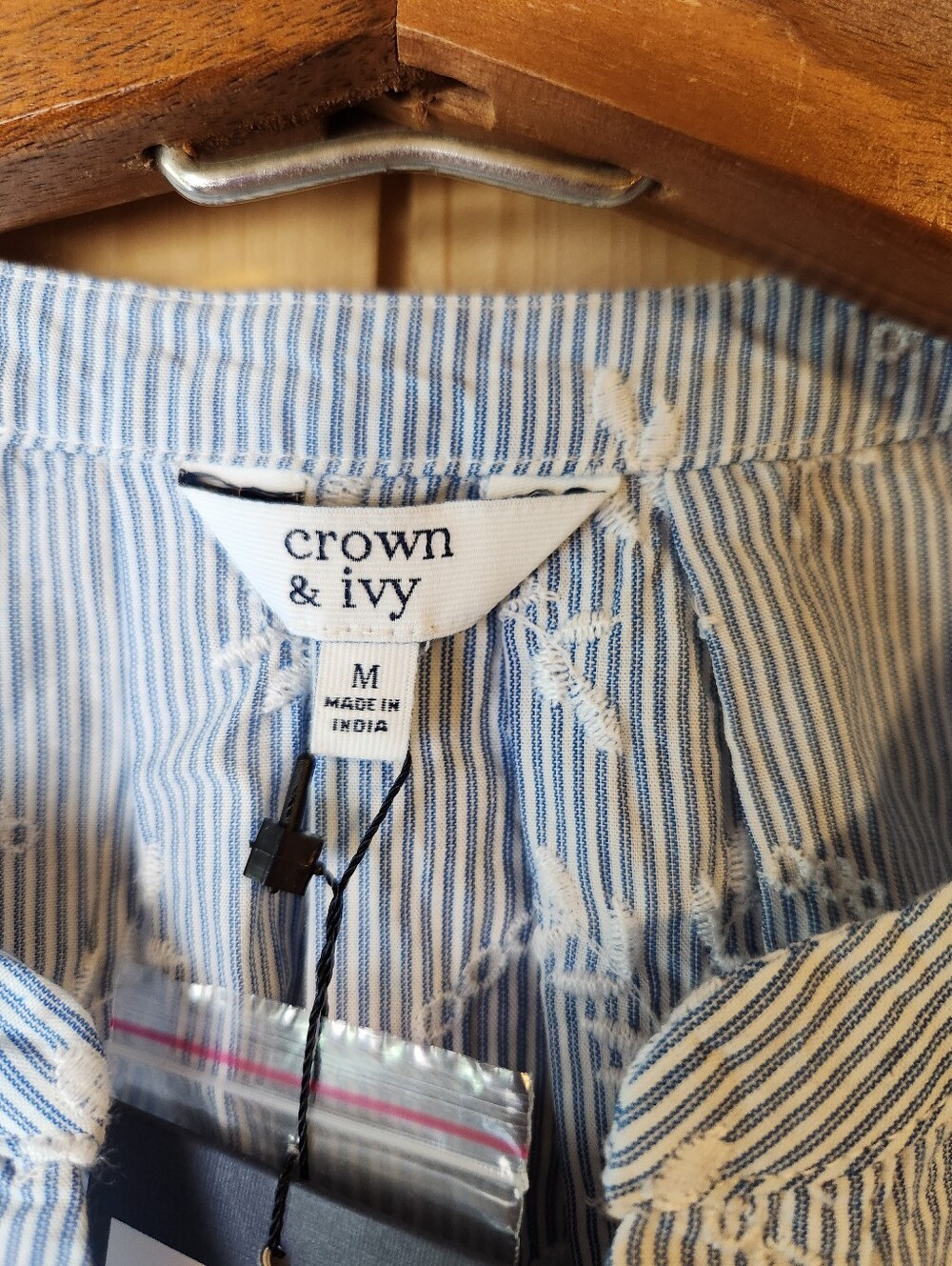 Crown & Ivy Blue/White Icon Textured 1/4 Button Sleeveless Peasant Blouse NWT - Picture 10 of 13